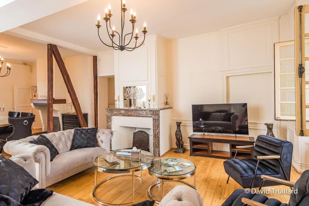 Suites Mana - Matahina Avec Vue Superbe Sur La Place Ducale Et Parking Prive Inclus Charleville-Mézières 外观 照片