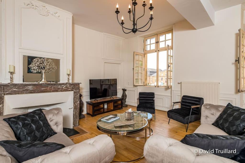 Suites Mana - Matahina Avec Vue Superbe Sur La Place Ducale Et Parking Prive Inclus Charleville-Mézières 外观 照片